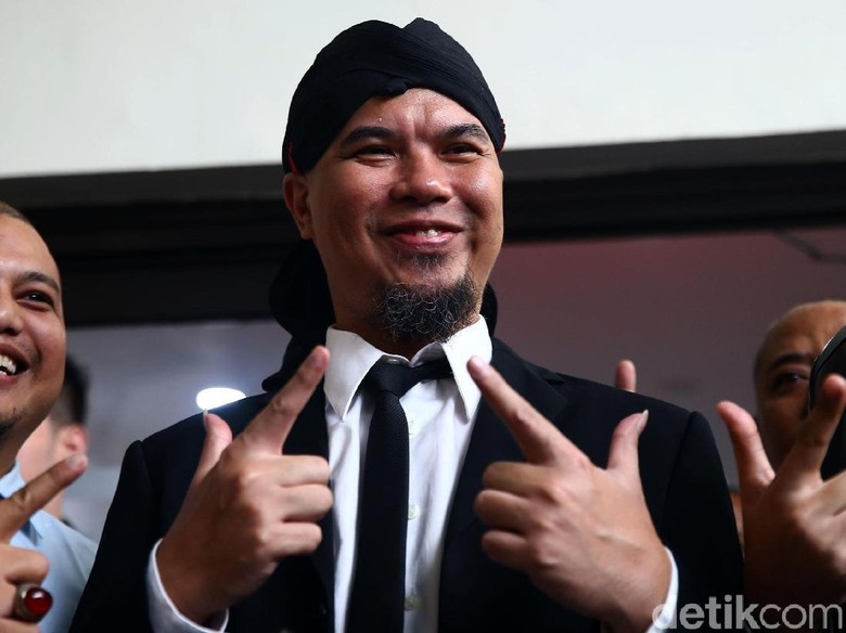 Divonis 1,5 Tahun, Ahmad Dhani Tersenyum Sambil Salam Dua Jari Divonis 1,5 Tahun, Ahmad Dhani Tersenyum Sambil Salam Dua Jari