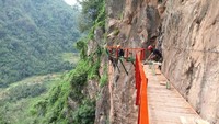 Dari atas jembatan di pinggir tebing tersebut, terpampang panorama sawah dan pegunungan. Pasti asyik buat foto-foto. Kamu berani nggak? (Aji Kusuma/detikTravel)