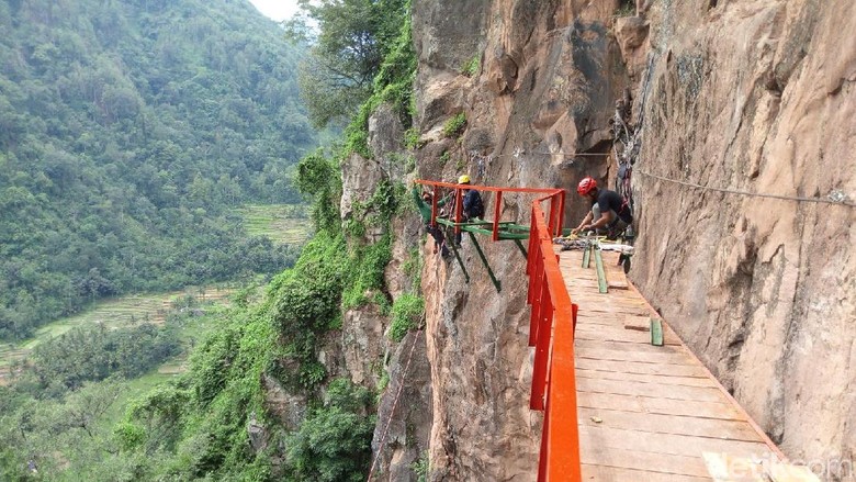 Sedang Dibangun Spot Instagramable Baru Di Pinggir Tebing