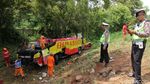 Bangkai Bus yang Terguling di Tol Cipularang Dievakuasi