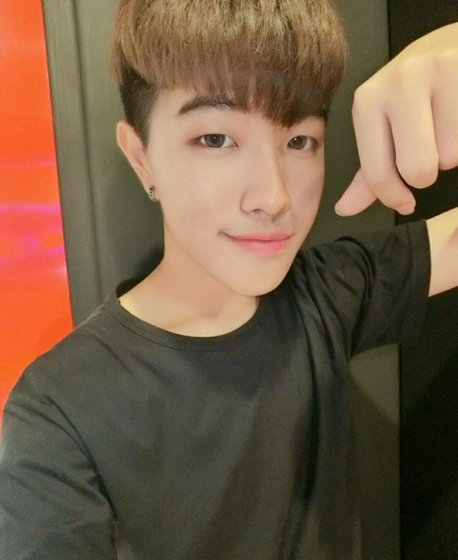 Ia mulai berdiet, membeli beberapa pakaian bagus, dan mulai menonton tutorial makeup gaya Korea secara online. Ia pun akrab dengan berbagai concealer, krim foundation, dan tak lama kemudian melihat beberapa hasil yang luar biasa. Makeup mengubah saya sepenuhnya, ungkapnya. Foto: dok. Dcard