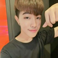 Ia mulai berdiet, membeli beberapa pakaian bagus, dan mulai menonton tutorial makeup gaya Korea secara online. Ia pun akrab dengan berbagai concealer, krim foundation, dan tak lama kemudian melihat beberapa hasil yang luar biasa. Makeup mengubah saya sepenuhnya, ungkapnya. Foto: dok. Dcard