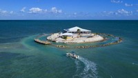 Logistik yang mungkin hanya menjadi perhatian utama. Untuk mencapai pulau itu, Anda harus naik perahu atau helikopter. Properti ini memiliki empat dermaga dan helipad. Pulau terdekat adalah Marathon, yang berjarak sekitar satu jam di utara Key West. Istimewa/realtor.com.