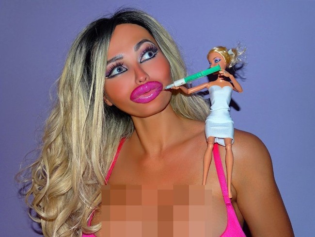 Namun tentunya tidak semua orang sependapat dengan kekasih Victoria. Netizen yang mendatangi akun media sosial wanita 31 tahun itu kerap memberikan komentar miring mengenai penampilannya. Mereka mengolok-olok Victoria. Ada yang menyebut penampilannya mengerikan hingga terlihat konyol. Foto: Twitter @VictoriaWildxxx