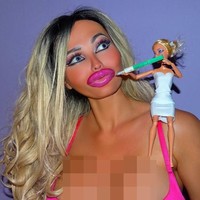 Namun tentunya tidak semua orang sependapat dengan kekasih Victoria. Netizen yang mendatangi akun media sosial wanita 31 tahun itu kerap memberikan komentar miring mengenai penampilannya. Mereka mengolok-olok Victoria. Ada yang menyebut penampilannya mengerikan hingga terlihat konyol. Foto: Twitter @VictoriaWildxxx