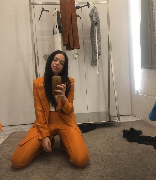 Apa yang aku sukai dari dia dari sudut pandang profesional adalah bahwa dia adalah bintang pop paling pop lalu dia berubah sendiri dan membuat album rok klasik. Untuk seseorang sepertiku yang ingin hidup di dunia yang belum pernah berada dalam boy band, dia membuka pintu untukku. Dia mengenalkan anak-anak muda pada jenis musik yang ingin aku buat, ungkapnya kepada majalah i-D. Foto: Instagram @kelsykarter