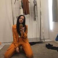 Apa yang aku sukai dari dia dari sudut pandang profesional adalah bahwa dia adalah bintang pop paling pop lalu dia berubah sendiri dan membuat album rok klasik. Untuk seseorang sepertiku yang ingin hidup di dunia yang belum pernah berada dalam boy band, dia membuka pintu untukku. Dia mengenalkan anak-anak muda pada jenis musik yang ingin aku buat, ungkapnya kepada majalah i-D. Foto: Instagram @kelsykarter