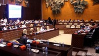 Raker tersebut dibuka oleh Ketua Komisi V DPR RI Fary Djemi Francis.