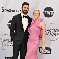Bagai jimat keberuntungan, perhiasan tersebut lantas melengkapi momen kemenangan Emily di SAG Awards 2019. Ia menyabet penghargaan aktris pendukung terbaik berkat perannya di film A Quiet Place. Congrats to Emily and the designers. Foto: Getty Images