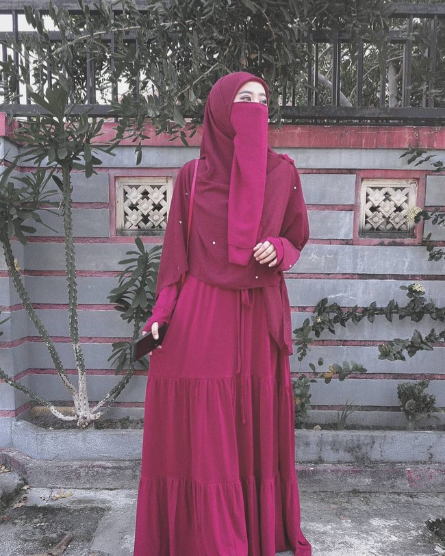 Ada banyak gaya yang bisa dipilih. Cadar yang dijual di Indonesia juga tak hanya berwarna hitam. Warna pink hingga biru banyak dijual di pasaran. Warna-warni cadar seperti ini cocok untuk anak muda yang baru belajar bercadar. Foto: Instagram/rizkadwidy