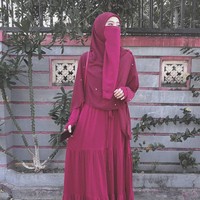 Ada banyak gaya yang bisa dipilih. Cadar yang dijual di Indonesia juga tak hanya berwarna hitam. Warna pink hingga biru banyak dijual di pasaran. Warna-warni cadar seperti ini cocok untuk anak muda yang baru belajar bercadar. Foto: Instagram/rizkadwidy