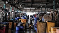 Kondisi pasar ikan yang tampak kumuh dan tak nyaman membuat sejumlah orang enggan untuk membeli ikan segar langsung ke pasar.