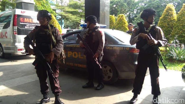 Dikawal Brimob Bersenjata, Baasyir Tinggalkan RSCM Kencana Dikawal Brimob Bersenjata, Baasyir Tinggalkan RSCM Kencana