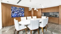 Beberapa karya seni juga terdapat di apartemen ini, seperti lukisan abstrak di dinding ruang makan. Michael Lowdon/Mansion Global.