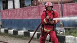 Melihat Adu Cepat Padamkan Tangki BBM yang Terbakar
