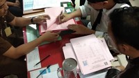 Di Rutan Cipinang, Dhani menjalani cek fisik mulai dari sesi foto, ukur tinggi dan berat badan serta melengkapi berkas penahanan lainnya. Dhani tampak menandatangani sejumlah berkas-berkas administrasi yang diberikan pihak Rutan Cipinang. Dhani juga didampingi kuasa hukum, istri dan anaknya.Foto: Dok. Istimewa
