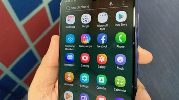 Kamera selfie 5 megapixel dibenamkan di dalam notch yang didesain seperti tetesan air. Kamera depan ini juga sudah mendukung Face Unlock. Foto: Timesnownews.com