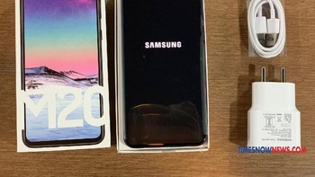 Dalam kemasan boksnya, Galaxy M20 dibekali charging adapter 5.0 V, micro USB 2.0 data dan kabel charging, ejection pin dan buku manual. Foto: Timesnownews.com