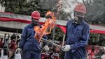 Melihat Adu Cepat Padamkan Tangki BBM yang Terbakar