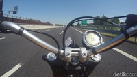 Motor sudah melaju 96 km per jam, tapi harus berada di lajur yang paling pelan. Kalau memaksa di lajur cepat bisa sering diklakson pengendara lain. Foto: Dadan Kuswaraharja