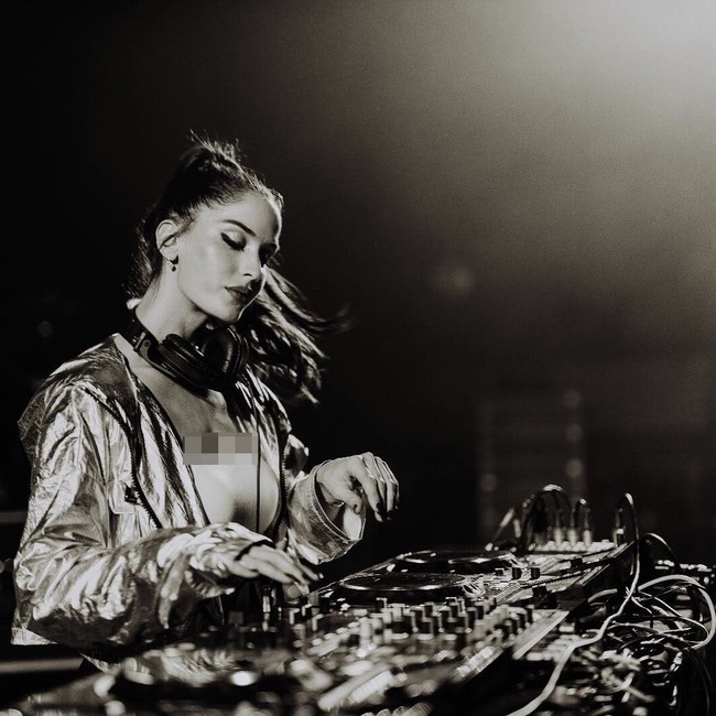 Natalia Barulich, model dan DJ cantik yang punya pesona sensual. Tak mengherankan jika ia punya banyak penggemar. Followers di Instagramnya pun mencapai 2,1 juta yang ingin melihat kecantikan sang DJ.  Foto: Instagram (@natalia)