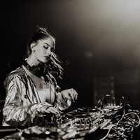 Natalia Barulich, model dan DJ cantik yang punya pesona sensual. Tak mengherankan jika ia punya banyak penggemar. Followers di Instagramnya pun mencapai 2,1 juta yang ingin melihat kecantikan sang DJ.  Foto: Instagram (@natalia)