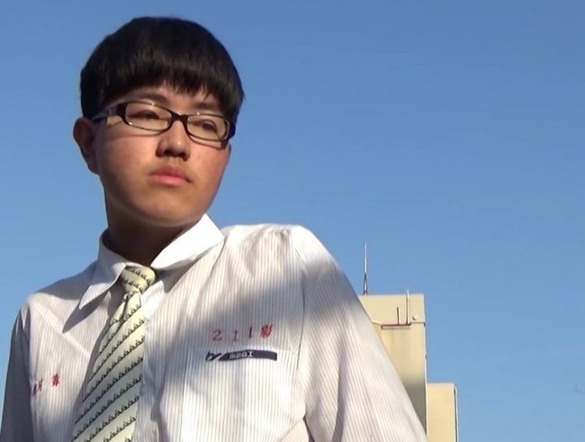 Suatu hari, saat salah satu gadis di kelasnya menjatuhkan tasnya, ia membungkuk untuk mengambilnya. Tetapi, alih-alih menerima terima kasih, ia dihina oleh gadis tersebut yang menyebutnya memalukan. Foto: dok. Dcard