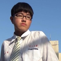 Suatu hari, saat salah satu gadis di kelasnya menjatuhkan tasnya, ia membungkuk untuk mengambilnya. Tetapi, alih-alih menerima terima kasih, ia dihina oleh gadis tersebut yang menyebutnya memalukan. Foto: dok. Dcard