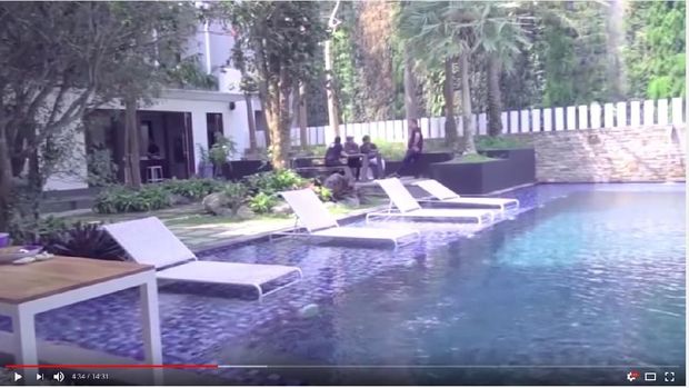 Super Mewah! Rumah Lima Lantai Momo 'Geisha' Menghadap Danau