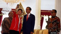Tak lupa, Butet mengajak Presiden Jokowi berswafoto bersama para menteri lainnya.