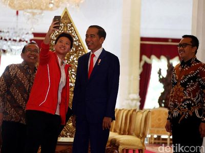 Senyum Semringah Liliyana Natsir Saat Berjumpa Jokowi