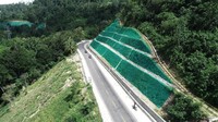 Penanganan lereng dilakukan dengan beberapa cara. Pertama memiringkan geometrik lereng dengan perbandingan 1 : 1,5 atau kemiringan 56 Derajat dan melakukan manajemen drainase pada setiap trap lereng dengan menggunakan saluran trapesium dan dialirkan m3nggunakan saluran tipe DS 1 secara vertikal agar air mengalir lancar. Pool/Kementerian PUPR.