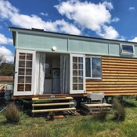 Ia bermimpi memiliki rumah kecil yang memiliki roda sehingga berjalan. Tak sekedar bermimpi, ia benar-benar mewujudkannya sendiri.Foto: Instagram/TinyMissDollonWheels