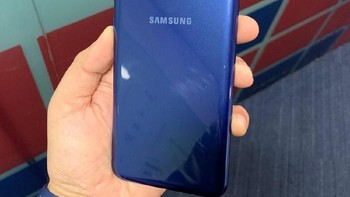 Untuk kebutuhan fotografi, Galaxy M20 mengusung kamera ganda dengan lensa utama 13 megapixel dan lensa wide angle 5 megapixel. Pemindai sidik jari dan LED flash ditempatkan di dekat kamera belakang ini. Foto: Timesnownews.com