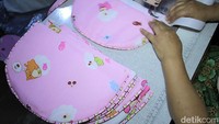 Ela hanya menerima proses jahit saja, sedangkan proses pemotongan kain dilakukan oleh pemilik usaha gendongan bayi.