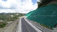 Kedua, penggunaan geogrid baixial sebagai perkuatan yang tujuannya untuk menstabilkan lereng serta dikombinasikan dengan pemasangan geomat yg berfungsi sebagai media tanamuntuk tempat tumbuhnya jenis tanaman kacang-kacangan agar mencegah terjadinya erosi. Pool/Kementerian PUPR.