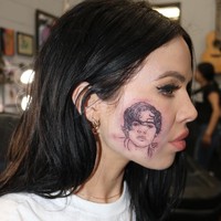 Ternyata Kelsy memang menyukai jebolan boy band One Direction tersebut sejak lama. Hal ini pun dilakukan dalam rangka ulang tahun Harry Styles yang ke-24 pada 1 Februari mendatang. Sebelumnya, di akun Twitter Kelsy pernah mengungkap jika ia sudah tahu apa yang akan dilakukan untuk merayakan ulang tahun Harry. Hal tersebut ternyata menaruh wajah Harry di wajahnya. Foto: Instagram @kelsykarter