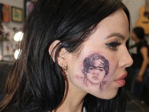 Wanita Ini Viral Karena Tato Wajah Bergambar Harry Styles, Ternyata Palsu