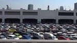Duh! Parkiran Mobil Semrawut Gini, Gimana Keluarnya Ya?