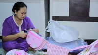 Proses makloon jahit gendongan bayi ini dilakukan oleh Ela bersama saudaranya.
