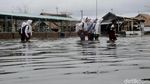 Potret Kegigihan Pelajar di Pekalongan Terobos Hujan dan Banjir