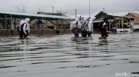 Beginilah potret kegigihan dan semangat para pelajar di Pekalongan dalam mencari ilmu meski ditengah guyuran hujan dan banjir di daerah mereka.