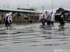 Potret Kegigihan Pelajar di Pekalongan Terobos Hujan dan Banjir