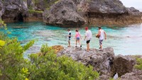Tercatat, rata-rata 7.000 turis datang ke Niue. Mereka yang datang ke sana pun menyebut bahwa Niue begitu indah, penduduknya ramah dan jauh dari kebisingan. Bagaikan surga (Niue Tourism)