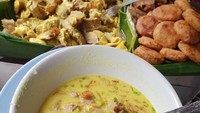 Perkedel kentang yang gurih dan kucuran air jeruk limau akan bikin soto kuning makin enak disantap. Foto : Instagram @tavipina