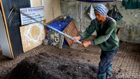 Para pekerja mengolah dan menyiangkan hasil olahan yang sudah menjadi pupuk kompos itu untuk segera dilakukan pengemasan.