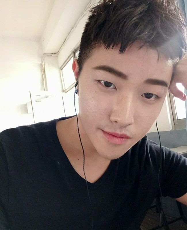 Untuk membuat dirinya terlihat lebih bergaya Korea, bocah ini menukar kacamata culunnya dengan yang lebih modis dan kadang-kadang mengenakan lensa kontak, menindik telinganya, mengecat rambutnya dan mengadopsi tatanan rambut yang lebih cool. Foto: dok. Dcard