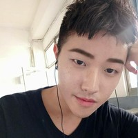 Untuk membuat dirinya terlihat lebih bergaya Korea, bocah ini menukar kacamata culunnya dengan yang lebih modis dan kadang-kadang mengenakan lensa kontak, menindik telinganya, mengecat rambutnya dan mengadopsi tatanan rambut yang lebih cool. Foto: dok. Dcard