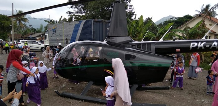 Mendarat Darurat Di Cianjur Helikopter Ini Jadi Tontonan Warga