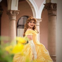 Seorang makeup artist dikenal dengan kemampuannya yang bertransformasi menjadi berbagai karakter, mulai dari Wonder Woman hingga Putri Disney. Cosplayer tersebut mengagetkan netizen karena ternyata seorang pria. Foto: Instagram @therichardarthur